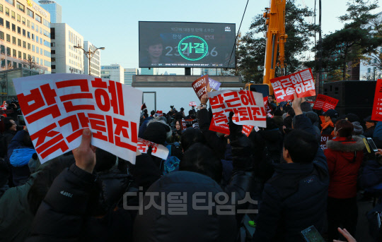 박근혜 대통령 탄핵 소추안이 가결된 9일 서울 여의도 국회 앞에서 시민들이 가결 소식을 들으며 기뻐하고 있다. 유동일기자 eddieyou@